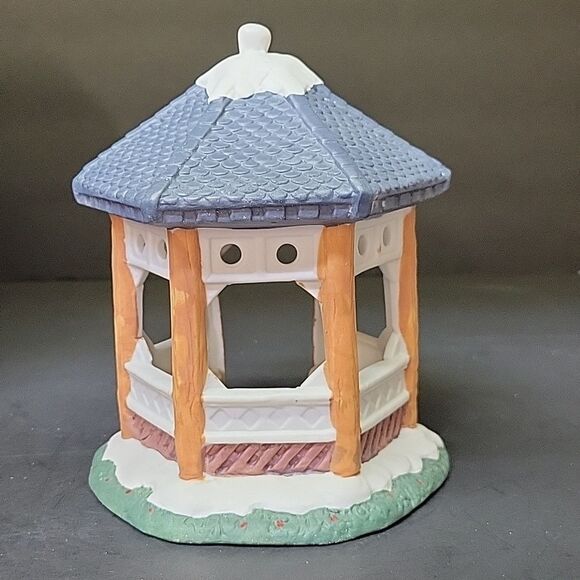 ST. NICHOLAS SQUARE TOWN SQUARE CHRISTMAS VILLAGE GAZEBO - Picture 4 of 7